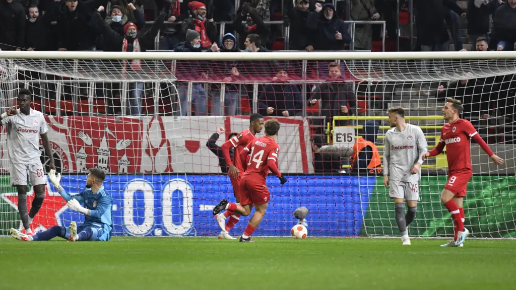 Brankář Olympiakosu Tomáš Vaclík inkasuje gól v Antverpách