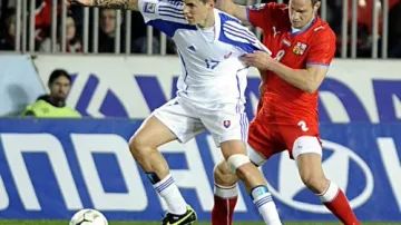 Marek Hamšík ze slovenského celku (vlevo) a český hráč Jan Polák