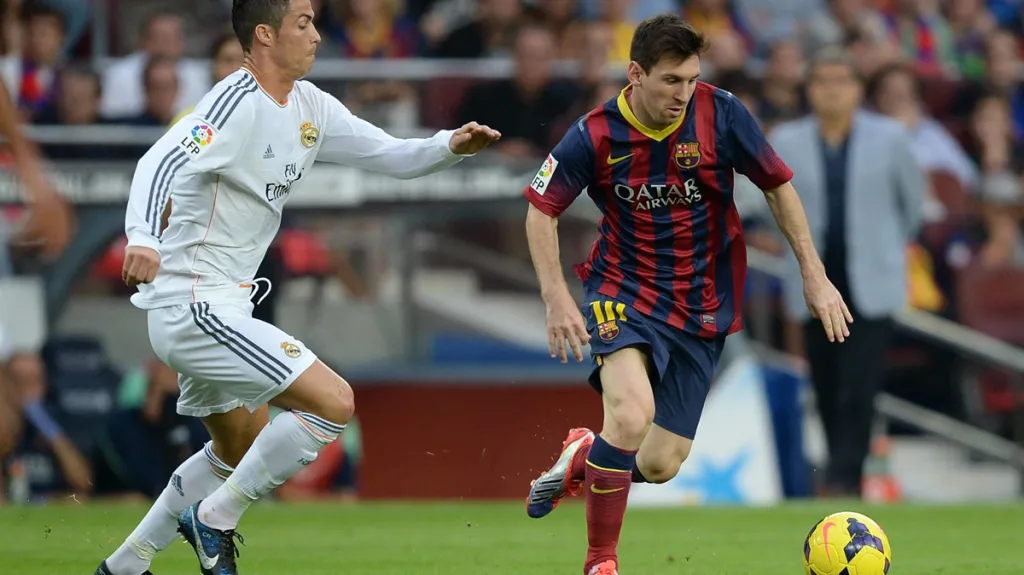 Cristiano Ronaldo nahání Lionela Messiho