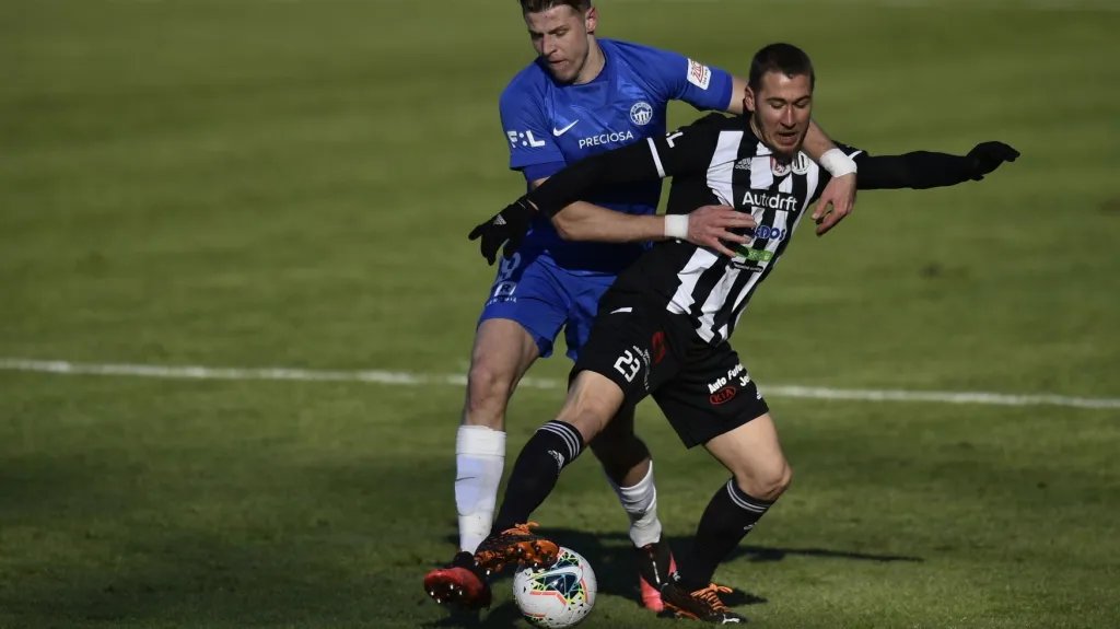 Imad Rondič z Liberce v souboji s Filipem Havelkou z Českých Budějovic