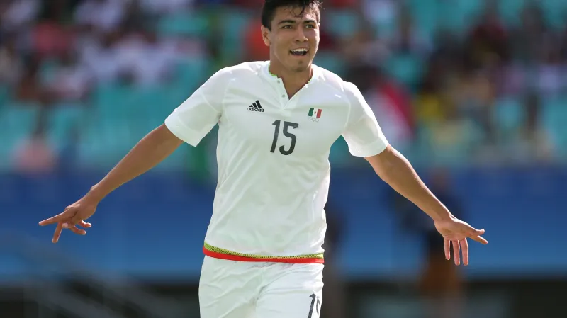 Erick Gutiérrez slaví jednu ze svých branek v zápase s Fidži