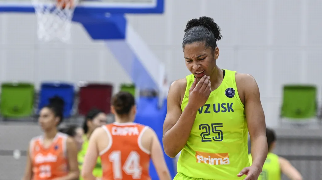 Alyssa Thomasová z USK Praha v utkání proti Schiu