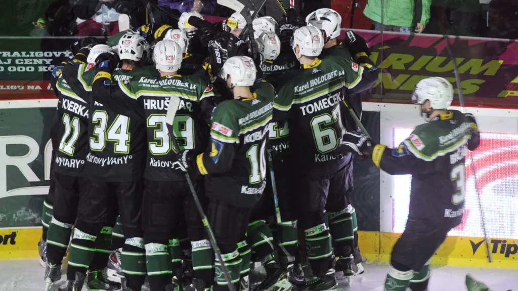 Slavící hokejisté Karlových Varů