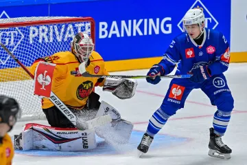 Obránce Komety František Němec před brankou Luley