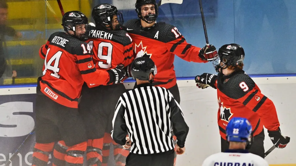 Mladí Kanaďané slaví gól ve finále Hlinka Gretzky Cupu