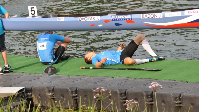 Nejtěžší semifinále v kariéře. Jaroslav Radoň odpočívá na mole po vyčerpávajícím semifinálovém závodě na 1000 metrů na mistrovství světa v německém Duisburgu. Vedle něj sedí Filip Dvořák (vlevo).