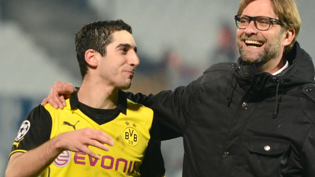 Jürgen Klopp slaví postup s Henrikem Mchitarjanem