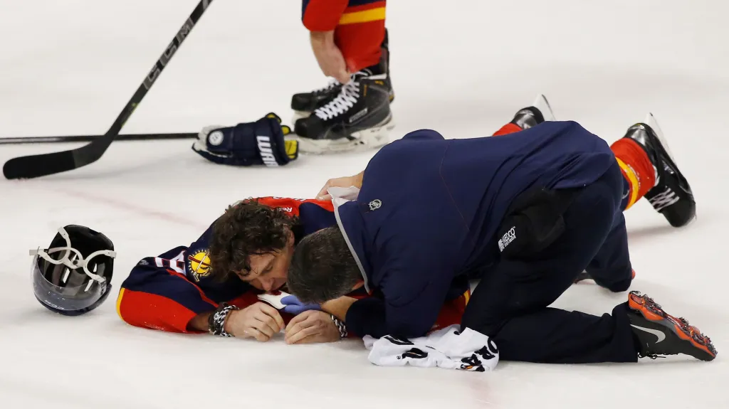 Jaromír Jágr na ledě po zásahu hokejkou do obličeje