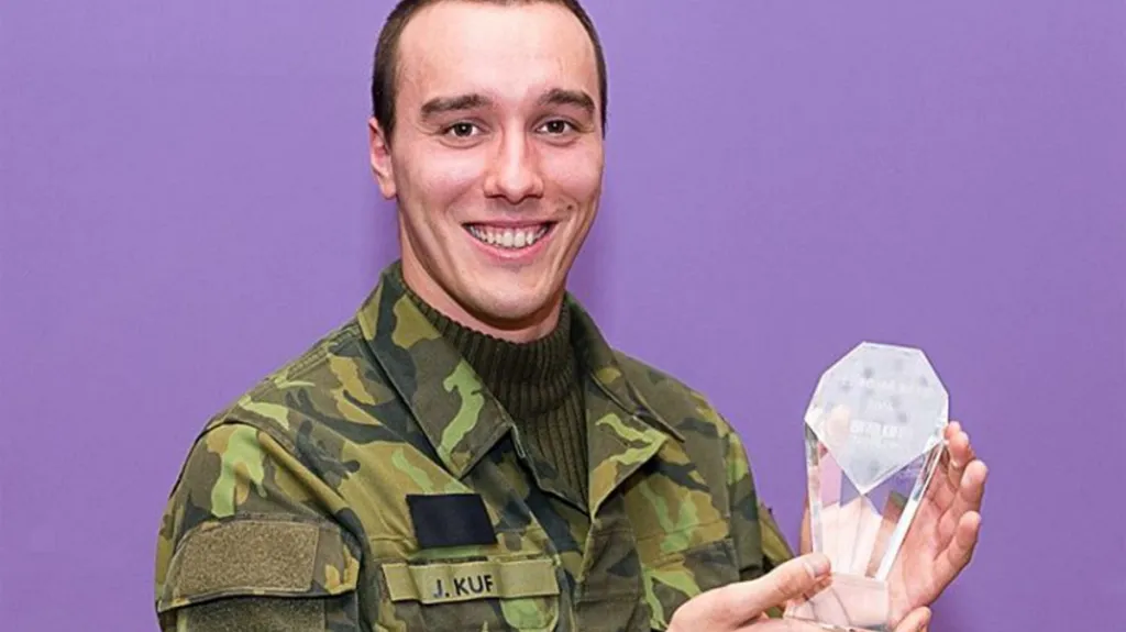 Jan Kuf s trofejí pro nejlepšího moderního pětibojaře roku