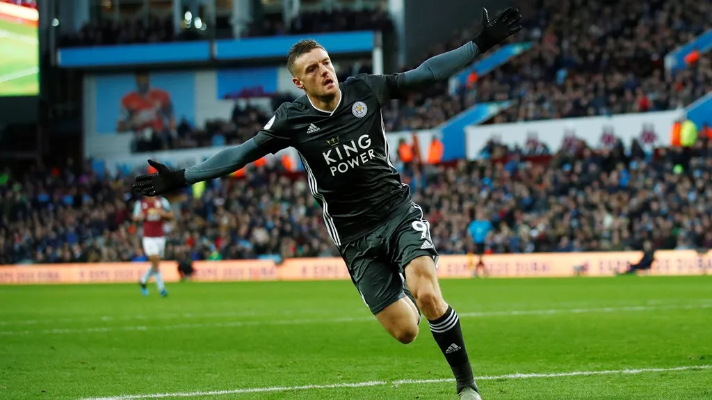 Jamie Vardy z Leicesteru se raduje z gólu ve Villa Parku