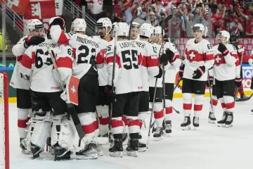 Hráči Švýcarska oslavují porážku Kanady