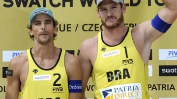 Vítězové Alison Cerutti (vpravo) a Emanuel Rego