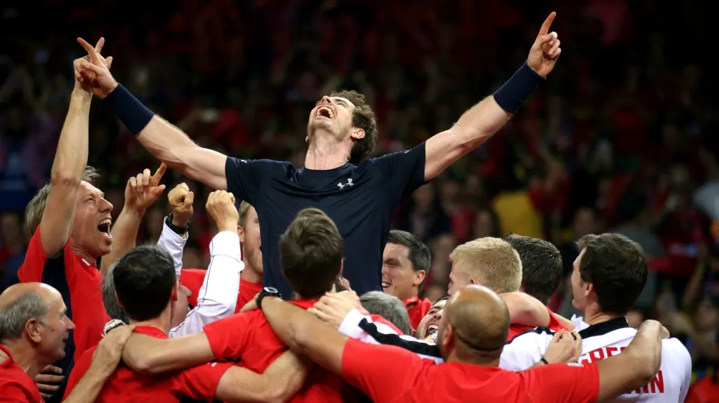 Britové oslavují svého lídra