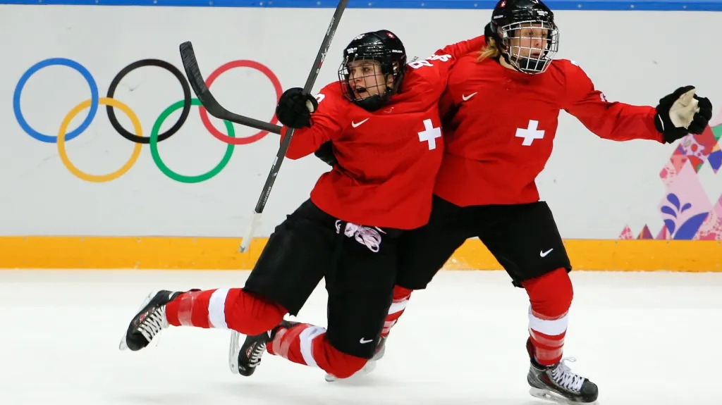 Radující se hokejistky Švýcarska