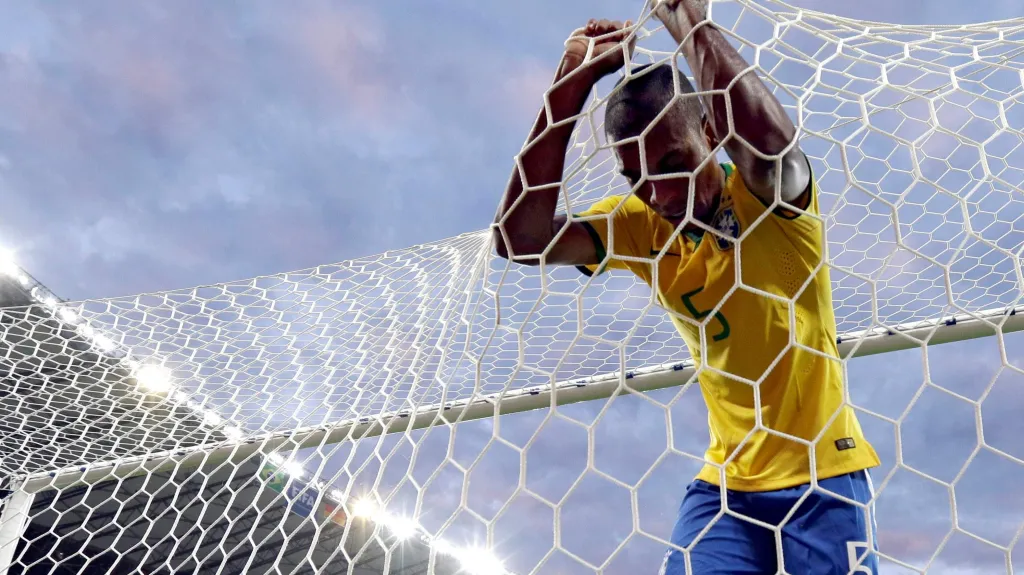 Brazilec Fernandinho v semifinále s Německem