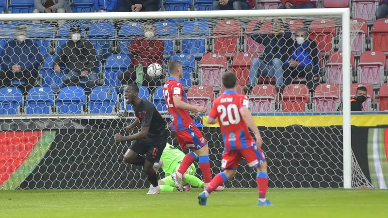 Abdallah Sima ze Slavie se raduje z gólu v síti Plzně