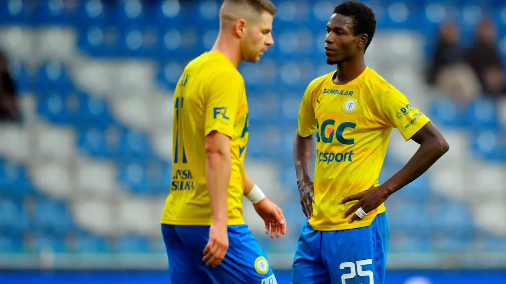 Teplický fotbalista Abdallah Gning se spoluhráčem Filipem Žákem