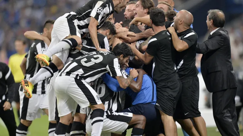 Slavící hráčí PAOK Soluň