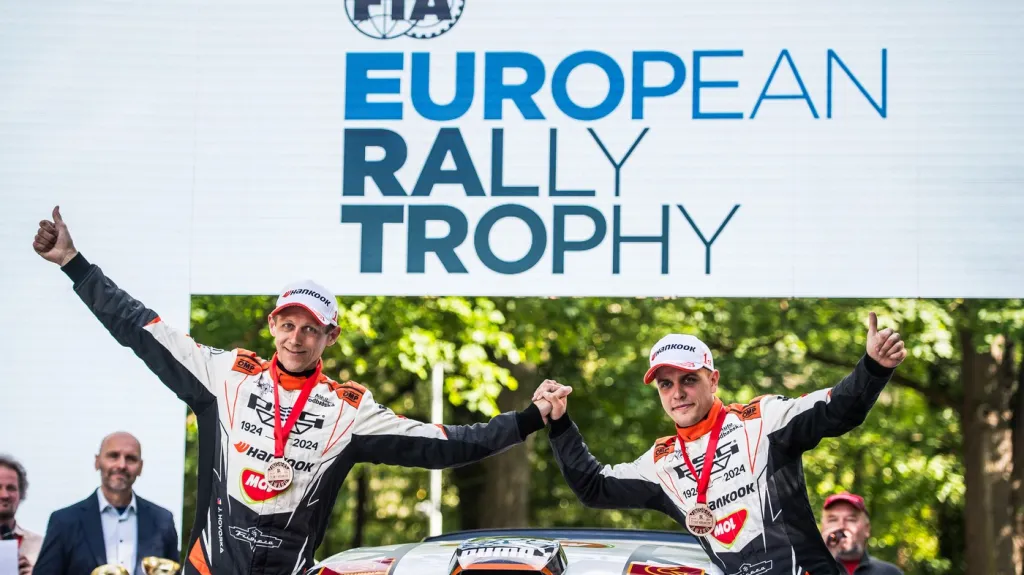 Vítězové zprava Dominik Stříteský a spolujezdec Jiří Hovorka