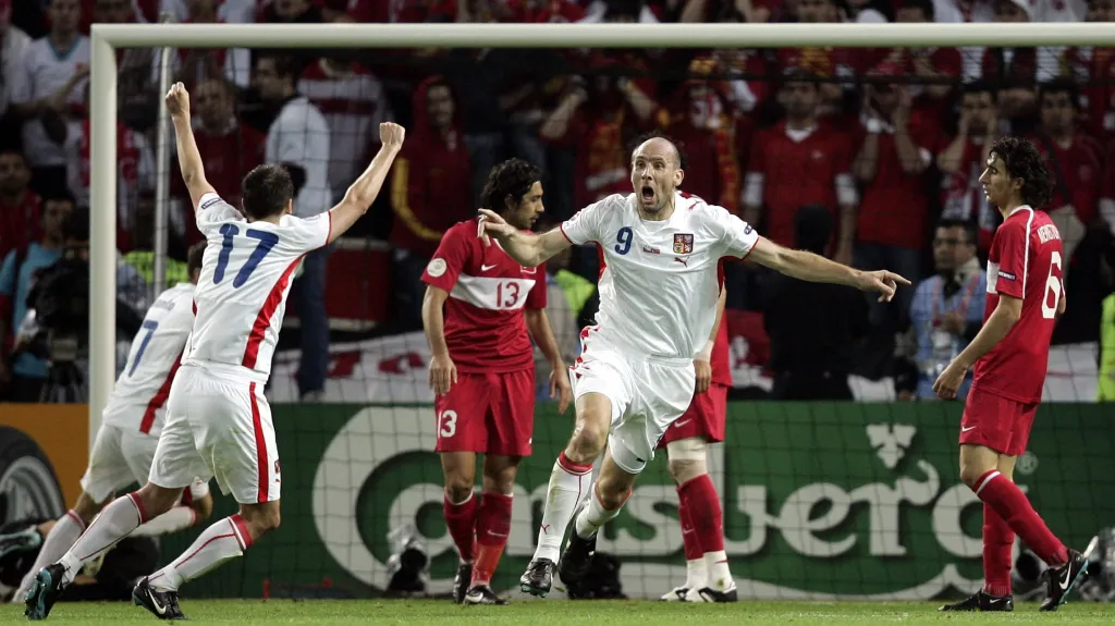 Jan Koller oslavuje gól v dresu české reprezentace