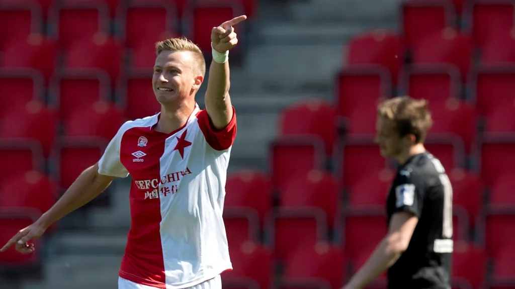 Antonín Barák ze Slavie se raduje z gólu v síti Plzně