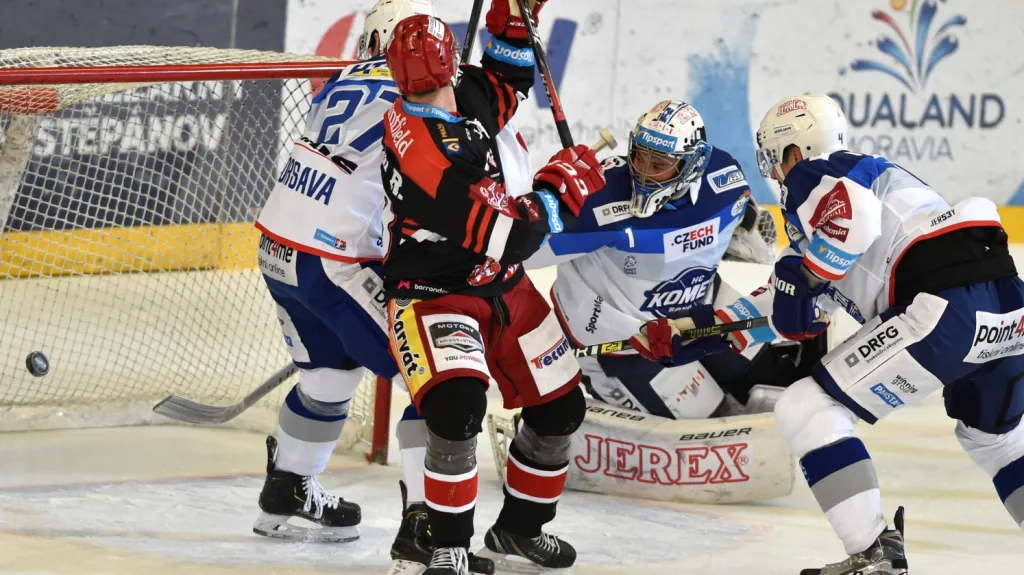 Brněnský bek Zbyněk Michálek si dává po nešťastném odrazu vlastní gól proti Hradci