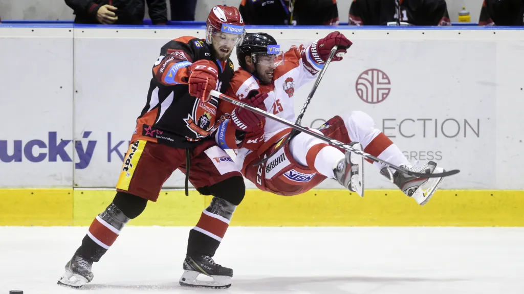 Hradecký Radovan Pavlík v souboji se Zbyňkem Irglem z Olomouce