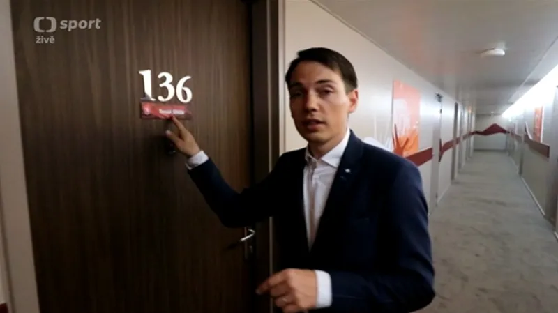 Procházka hotelem, kde bydlí čeští fotbalisté