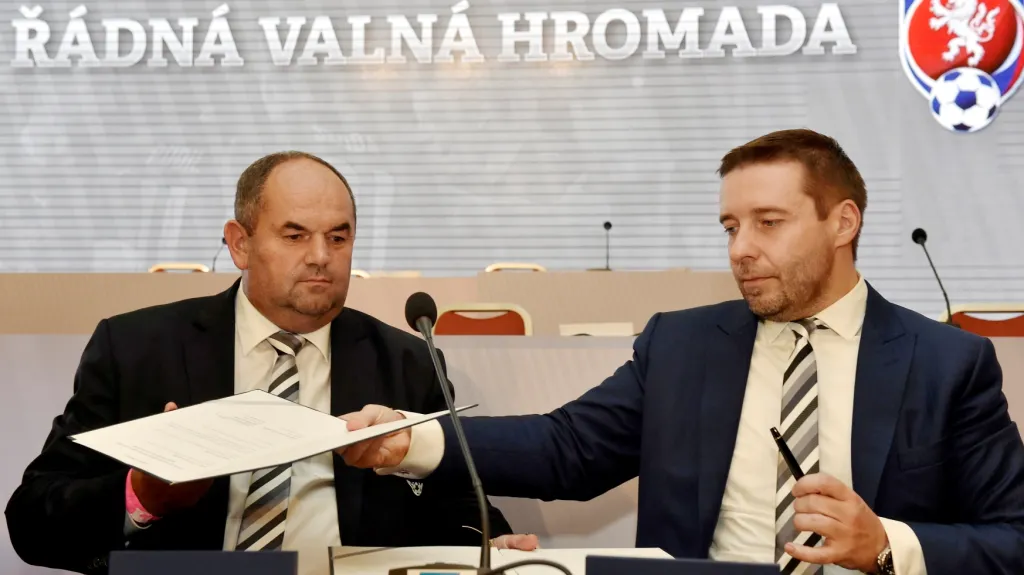 Dušan Svoboda (vpravo) vedle předsedy FAČR Miroslava Pelty