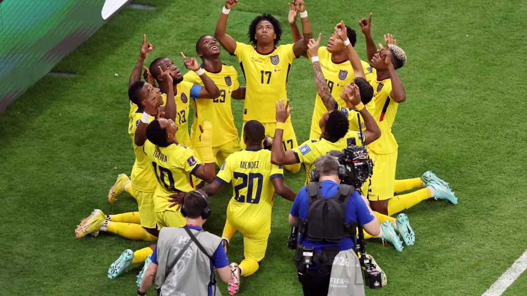 Fotbalisté Ekvádoru se radují z gólu na mistrovství světa