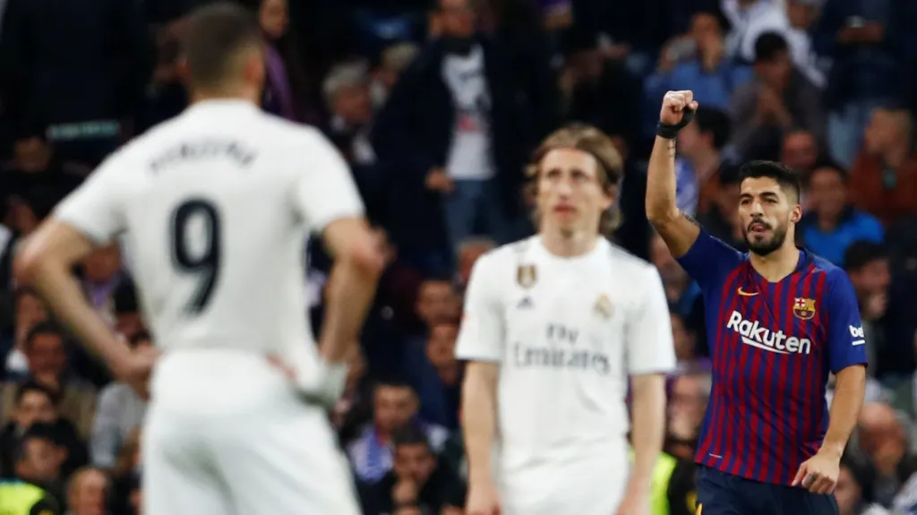 Luis Suárez z Barcelony se raduje z gólu v síti Realu Madrid