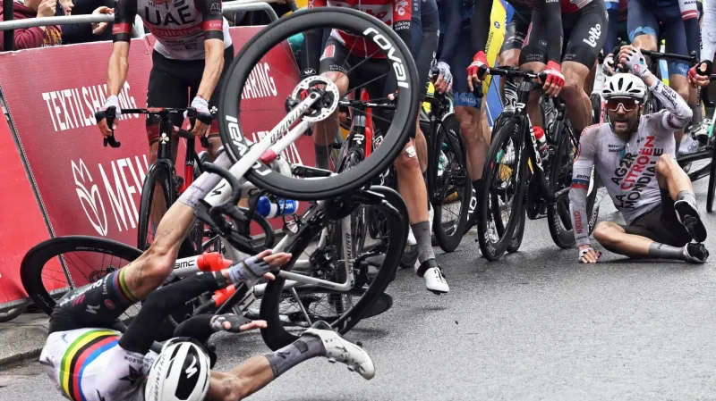 Julian Alaphilippe padá na Brabantském šípu