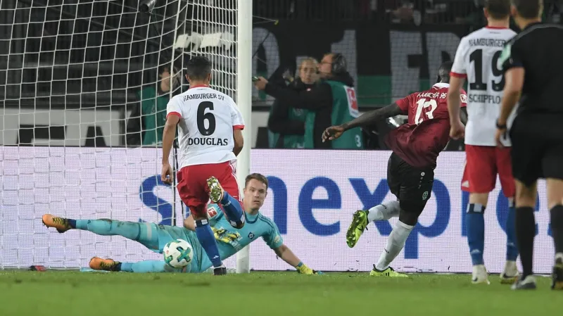 Brankář Hamburku Christian Mathenia poté, co dostal druhý gól