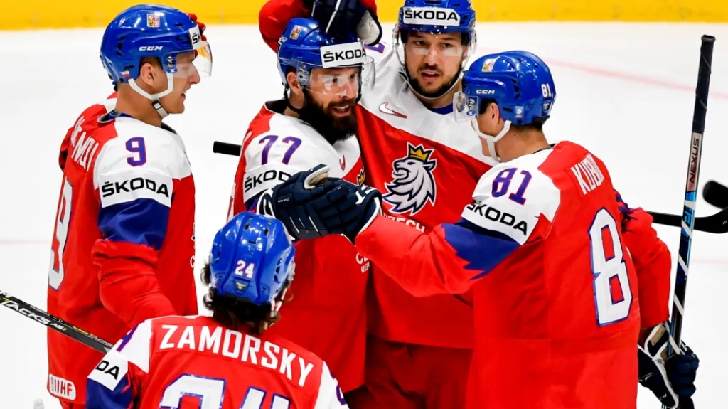 Milan Gulaš (uprostřed s č. 77) se raduje z premiérové branky na MS