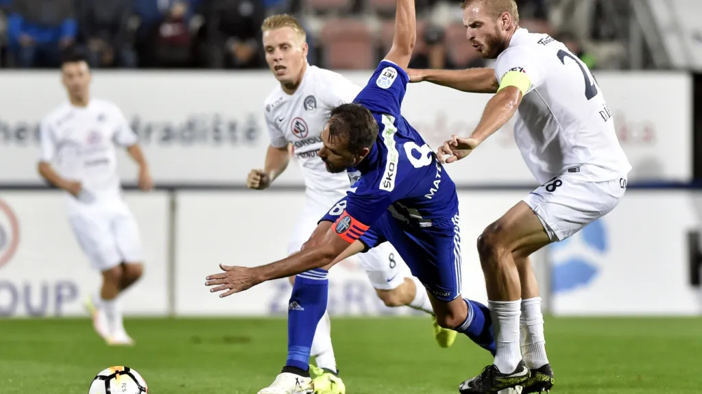 Boleslavský Marek Matějovský (v modrém) se snaží projít mezi hráči Slovácka