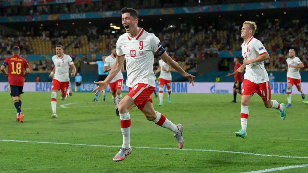 Robert Lewandowski oslavuje gól v utkání ME proti Španělsku