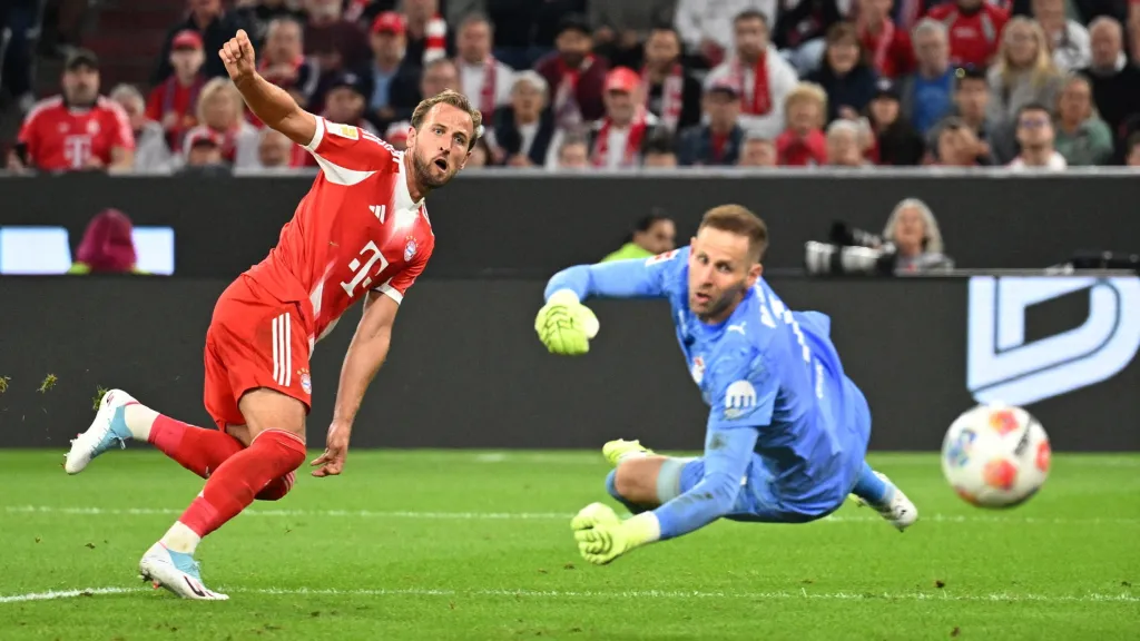 Harry Kane dává za Bayern šestý gól Lipsku