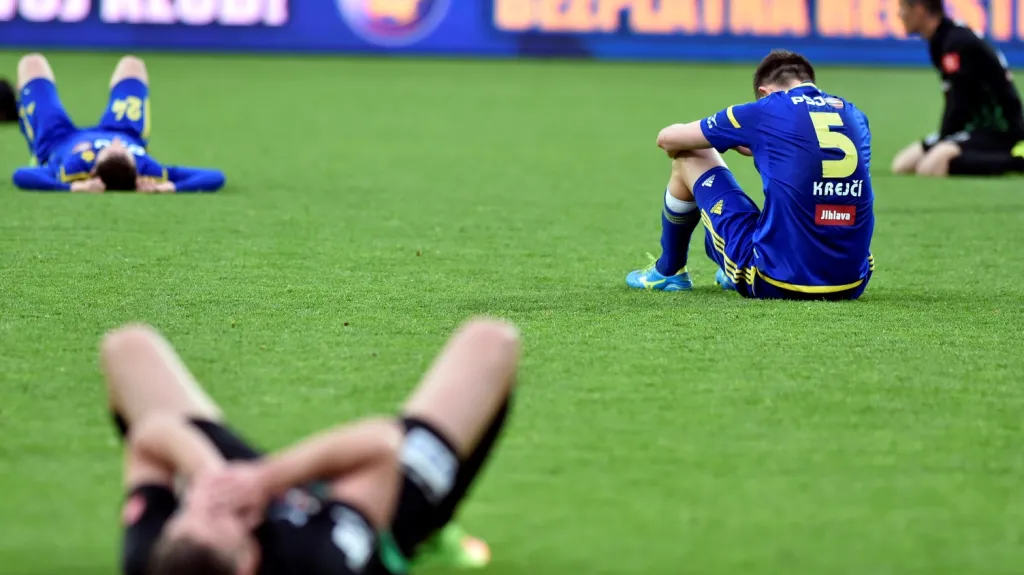 Smutek příbramských fotbalistů a čekání jihlavských hráčů na výsledek Hradce