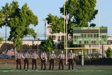 Nástup. Záběr z páté série Univerzity poslední šance, řady nazvané Laney