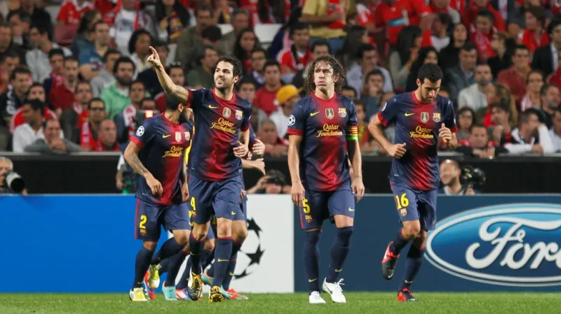 Cesc Fábregas se raduje se spoluhráči z druhého gólu v síti Benfiky Lisabon