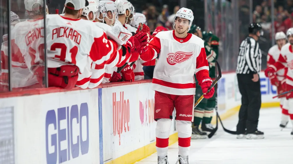 Filip Zadina přijímá gratulace spoluhráčů