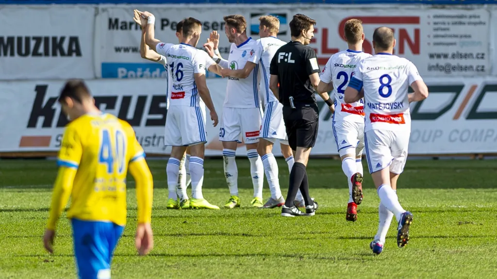 Fotbalisté Mladé Boleslavi se radují z gólu