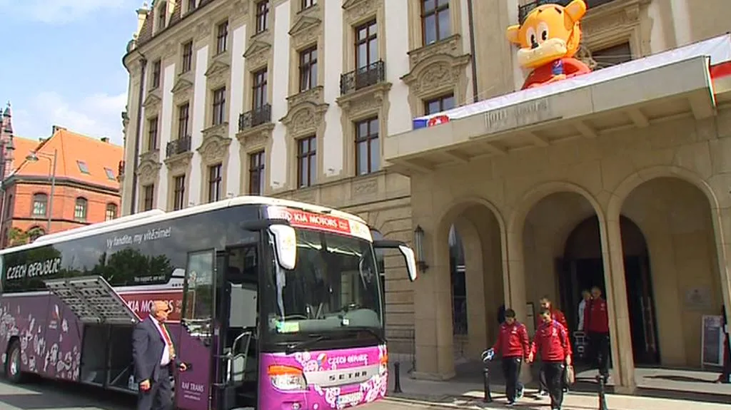 Česká reprezentace u hotelu Monopol