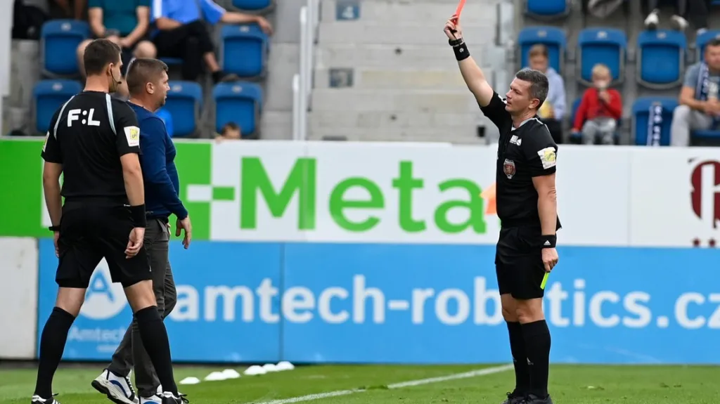 Sportovní ředitel Slovácka Veliče Šumulikoski inkasuje červenou kartu
