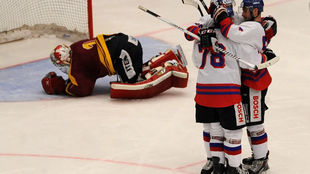 Hokejisté Českých Budějovic slaví gól v síti Jihlavy