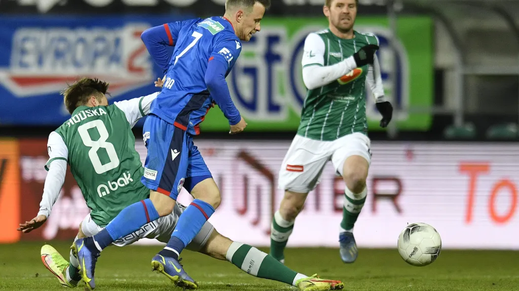 Jan Sýkora z Plzně se snaží uniknout v utkání s Jabloncem