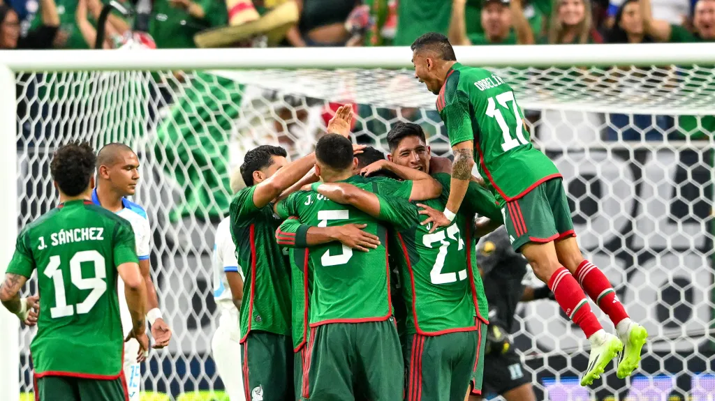 Fotbalisté Mexika oslavují gól