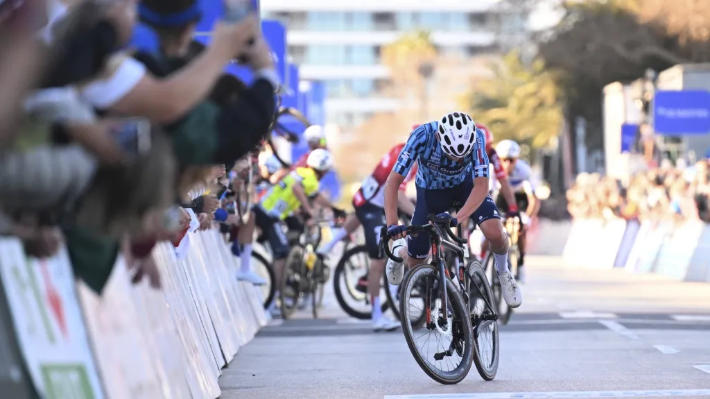 Chaos v dojezdu úvodní etapy závodu Kolem Algarve