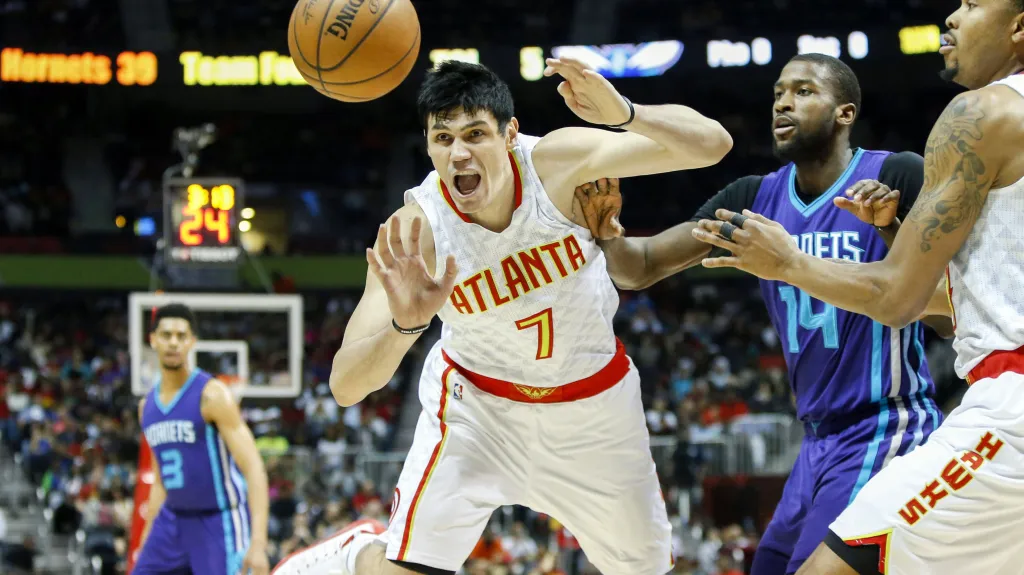 Ersan Ilyasova z Atlanty v uktání proti Charlotte