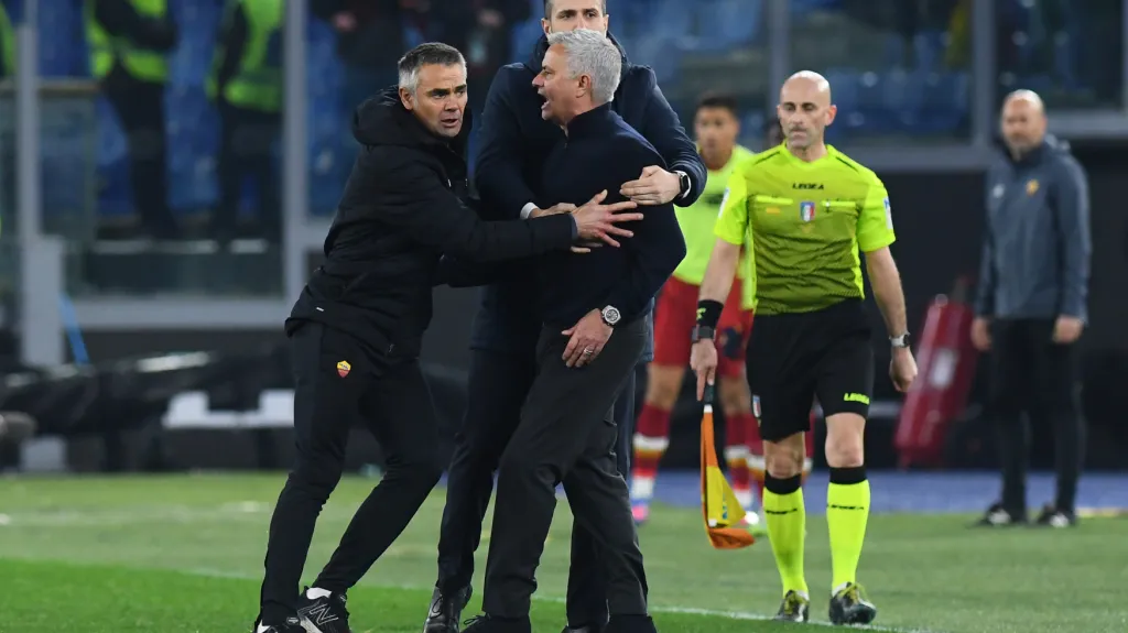 Trenér AS Řím José Mourinho v zápase proti Veroně